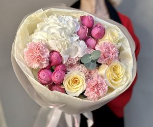 Букет «Пломбир» с гортензией, пионовидной розой, кустовой розой, диантусами
