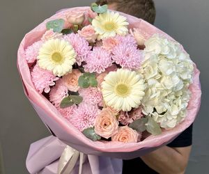 Букет «Нежность 💜🎀🌸» с гортензией, хризантемой, розой кустовой пионовидной, герберой и эвкалиптом