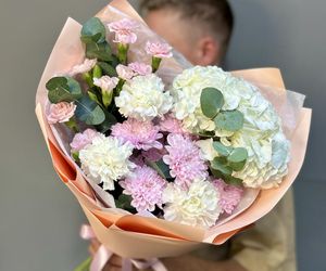 Букет «Малышка» с гортензией, хризантемой, диантусами, эвкалиптом
