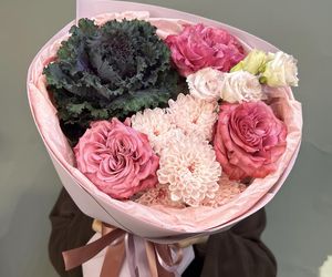 Сезонный букет с брассикой-капустой, пионовидной розой, эустомой, хризантемой