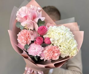 Букет «Клубника» с французской розой, кустовой пионовидной розой, диантусами, гортензией, диантусами и эвкалиптом